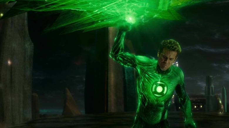 La lanterne verte sur une œuvre extraterrestre, tenant de gros cristaux verts au-dessus de sa tête dans une lanterne verte.