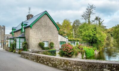 Un village irlandais avec des chalets de chaume propose des promenades à cheval le long des lacs sereins