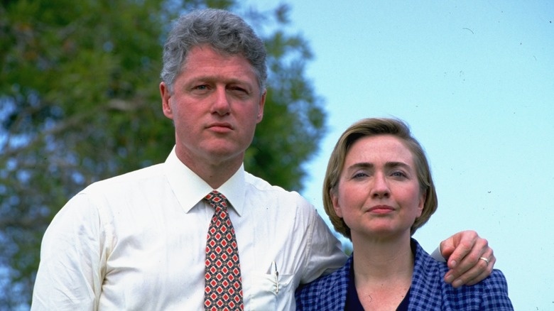 Bill Clinton avec son bras autour d'Hillary Clinton