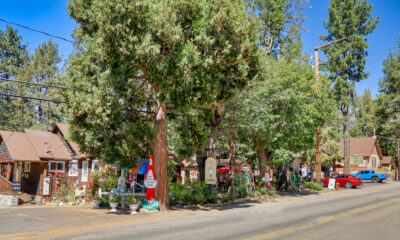 Un charmant village dans les montagnes de San Jacinto en Californie propose des magasins amusants et mignons en plein air