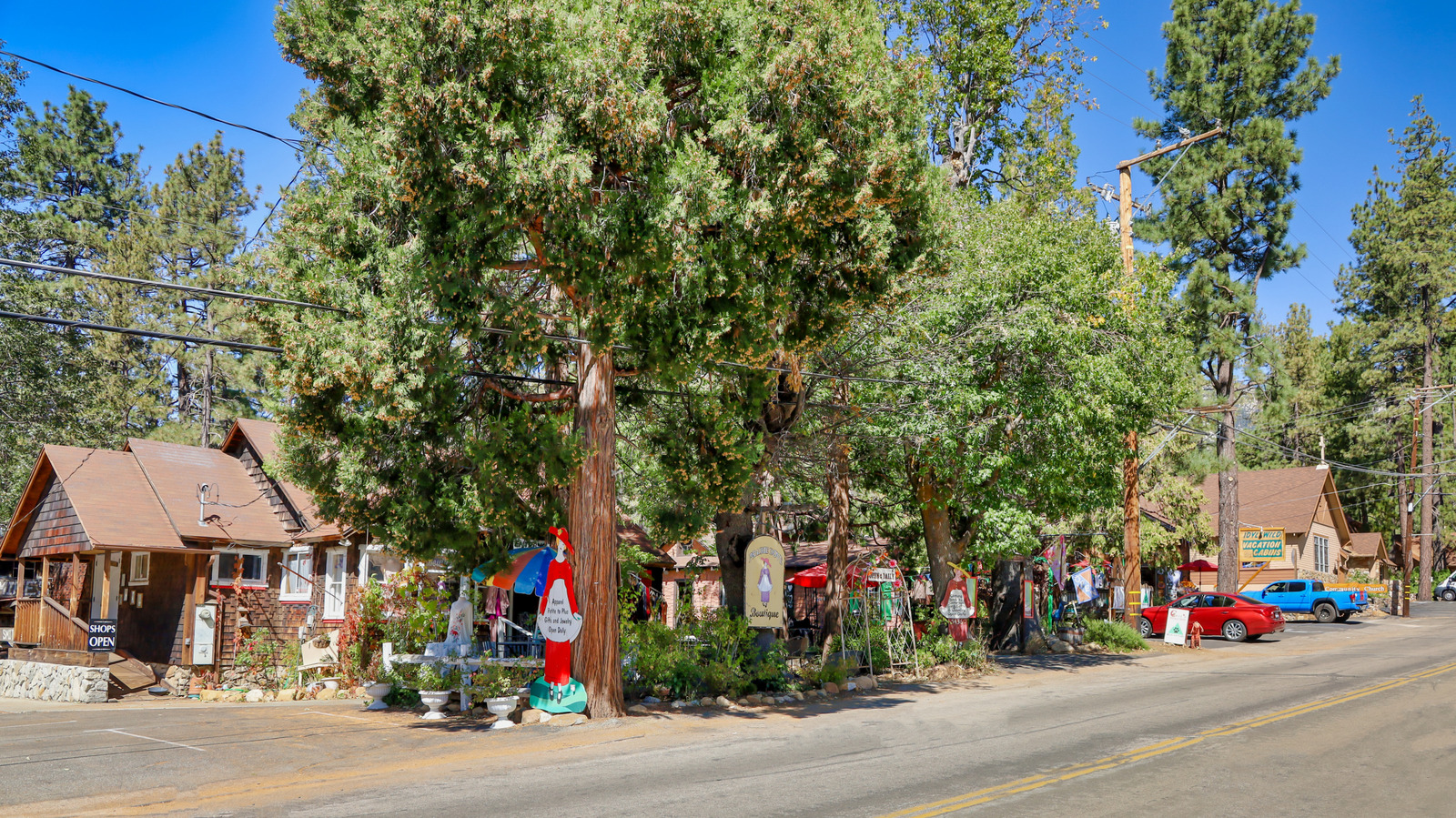 Un charmant village dans les montagnes de San Jacinto en Californie propose des magasins amusants et mignons en plein air