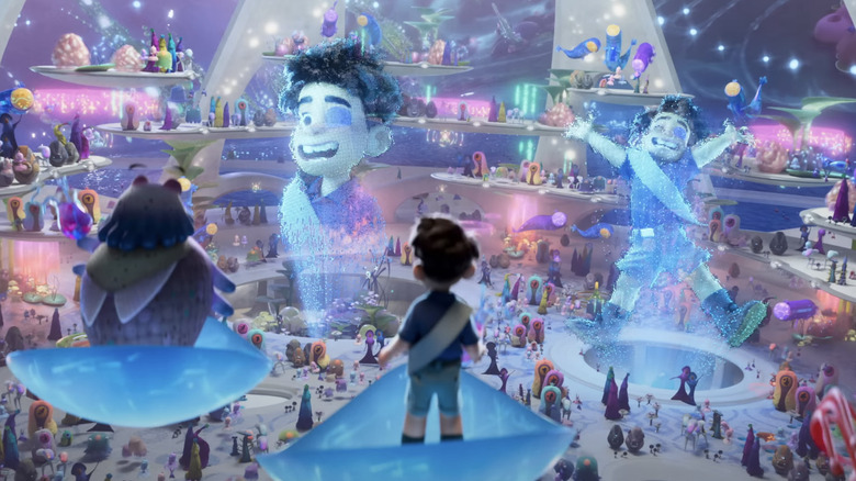 Elio regarde la cour du communauté remplie d'étrangers regardant deux hologrammes géants montrant son excitation d'être dans l'espace