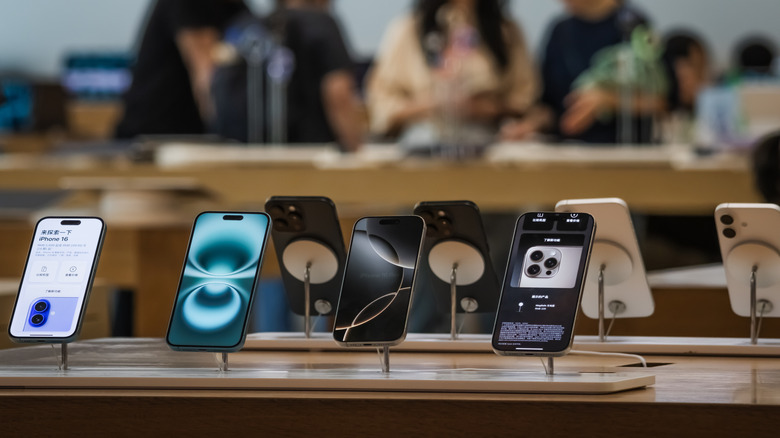 Un magasin Apple affichant des modèles iPhone 16