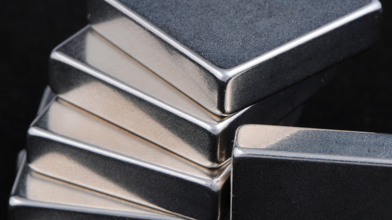 Une pile d'aimants plaqués en nickel