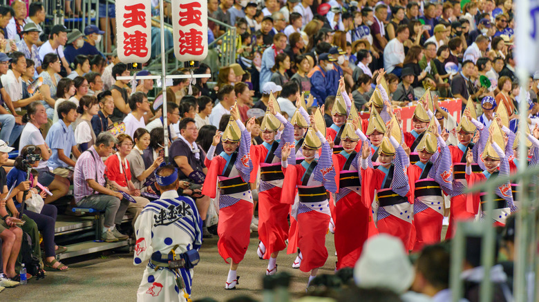 Awa odori danseurs interprètes la foule Tokushima