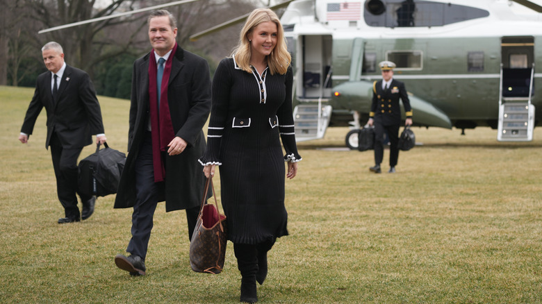 Karoline Leavitt dans une robe noire avec un sac obsolète en février 2025
