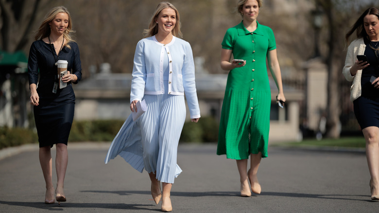 Karoline Leavitt dans une jupe et veste bleues monochromatiques au printemps 2025
