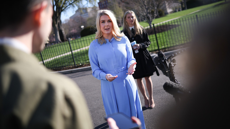 Karoline Leavitt dans une robe bleue pastel en mars 2025