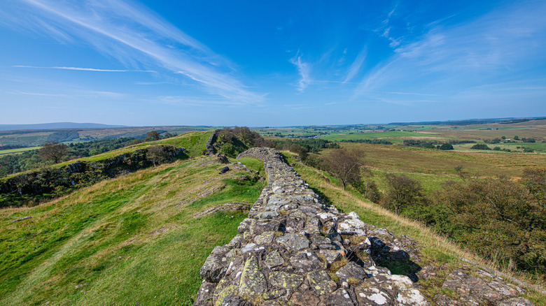 Le mur d'Hadrien traversant une campagne vallonnée et vallonnée