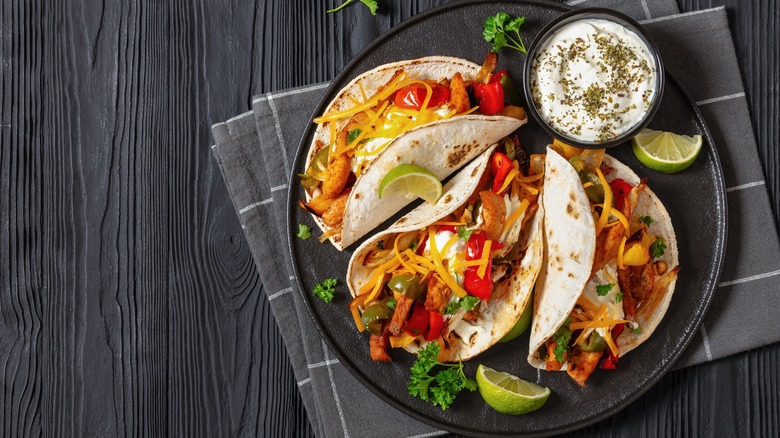 Fajitas Tex-Mex classique dans une casserole en fonte