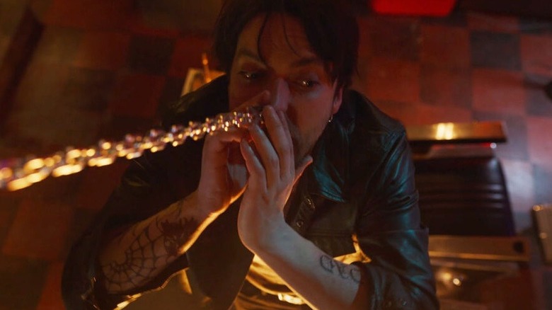 Erick de Richard Harmon obtient son anneau de nez tiré par une chaîne dans les lignées de destination finale