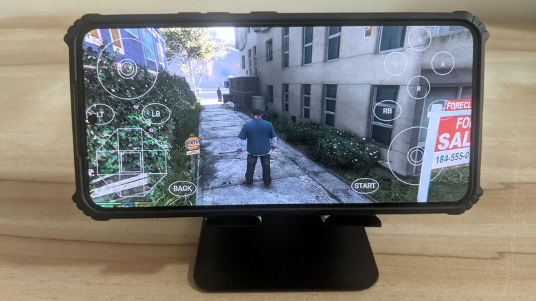 Grand Theft Auto V avec commandes à l'écran sur un téléphone