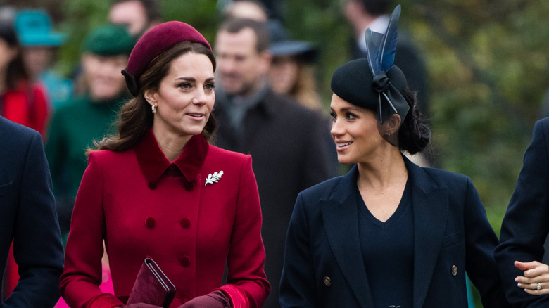 Kate Middleton et Meghan Markle marchent dehors