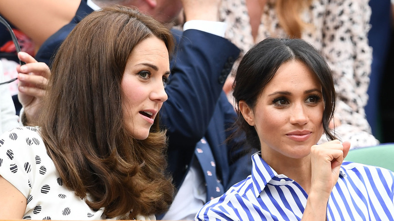 Kate Middleton et Meghan Markle lors d'un match de tennis