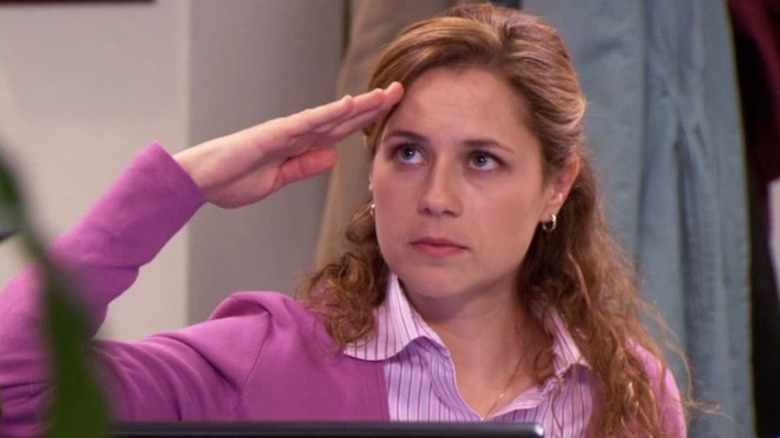 Pm assis à son bureau et saluer au bureau