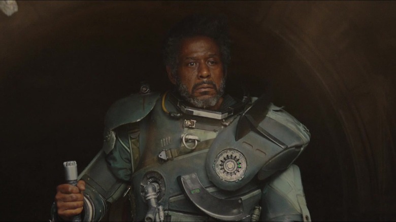 Forest Whittaker comme vu Gerrera regardant intensément dans Rogue One: A Star Wars Story