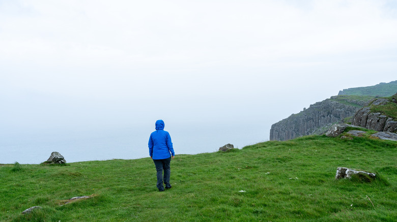 Randonneur dans une veste de pluie en Irlande
