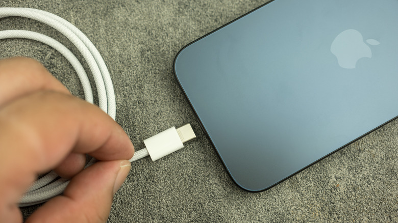 Prêt à main pour brancher le chargeur sur l'iPhone argenté