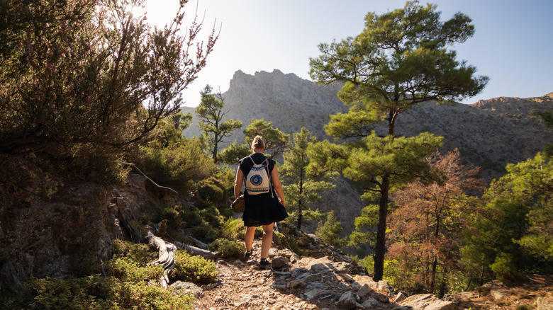 Un randonneur marche à travers les gorges de Halari sur l'île d'Ikaria.