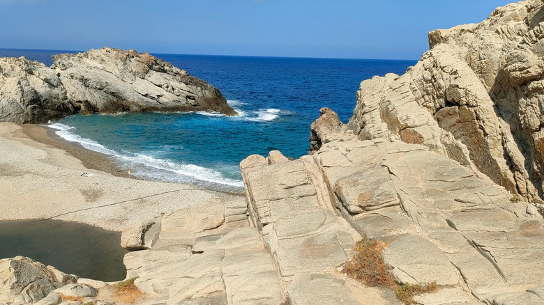 Le rivage rocheux surplombant l'eau à Nas Beach.