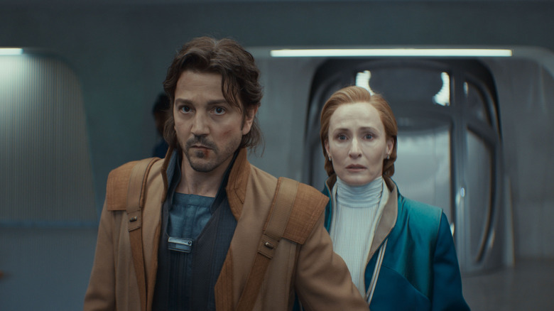 Cassian tenant le Mon Motha lors de leur évasion dans l'épisode de la saison 2 de la saison 2 dans la rébellion