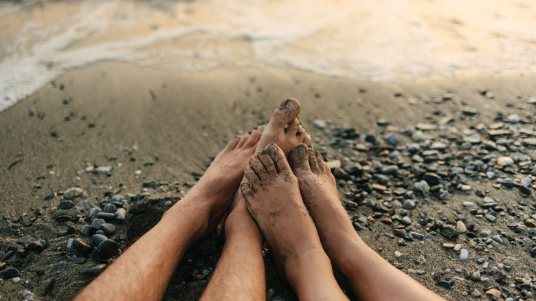 Paire de pieds près du rivage
