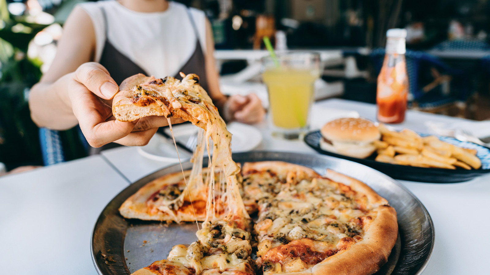 Les touristes de garniture inattendus devraient essayer de la pizza en Suède pour manger comme un local