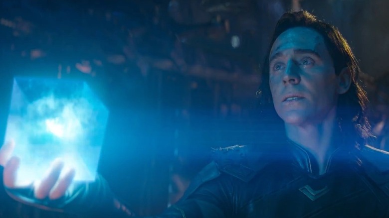Tom Hiddleston comme Loki en tenant le Tesseract dans Avengers: Infinity War