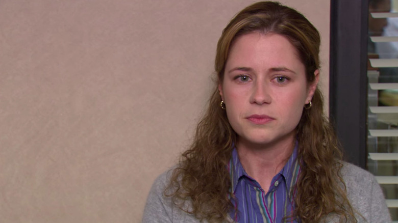 Pam a l'air triste dans un confessionnal au bureau