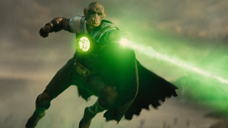 David Decio en tant que membre de Green Lantern Yalan Gur volant dans les airs de la Justice League de Zack Snyder
