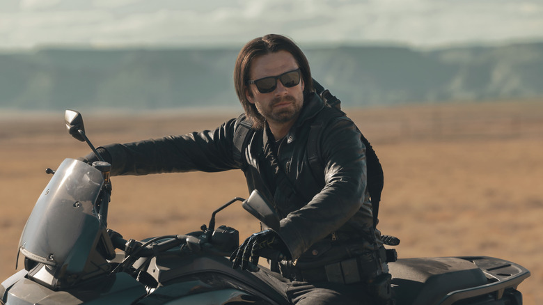 Bucky Barnes de Sebastian Stan sur une moto en Thunderbolts