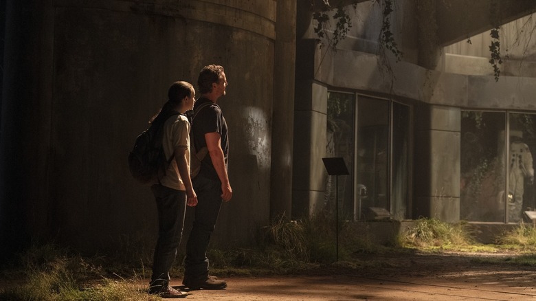 Ellie et Joel regardant quelque chose dans le dernier de nous