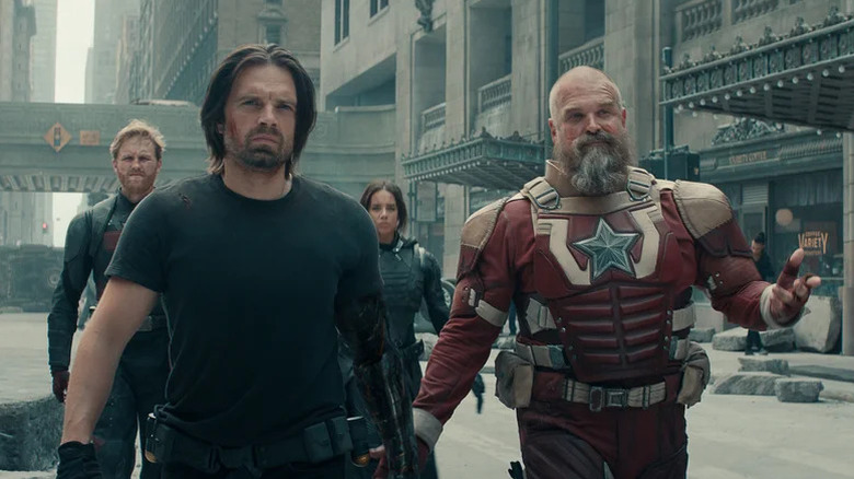 Wyatt Russell en tant qu'agent américain, Sebastian Stan en tant que Bucky Barnes, Hannah John-Kamen's Ghost, et David Harbour comme le gardien rouge dans la rue à Thunderbolts