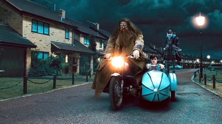 Hagrid conduisant sa moto avec Harry dans le side-car sur Privet Drive à Harry Potter et les reliques de la mort partie 1