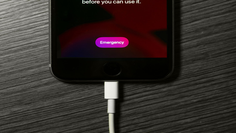 iPhone sur table montrant l'écran d'avertissement de température