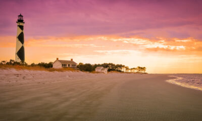 Une retraite de plage de Caroline du Nord avec des chevaux sauvages errants offre des vues de phare idylliques