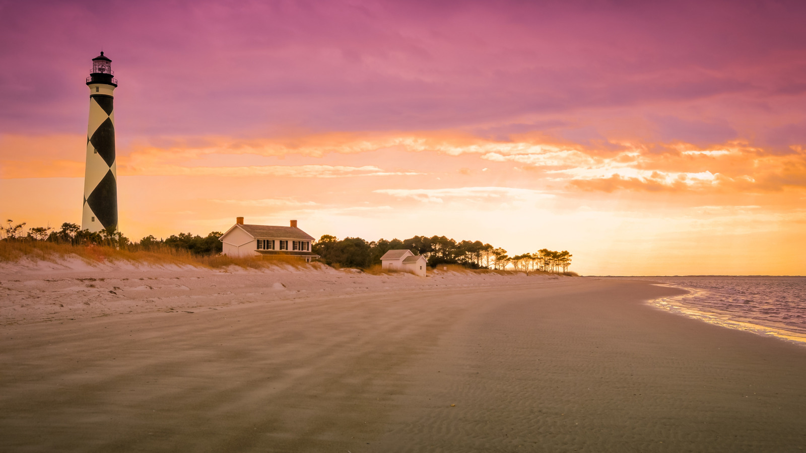 Une retraite de plage de Caroline du Nord avec des chevaux sauvages errants offre des vues de phare idylliques