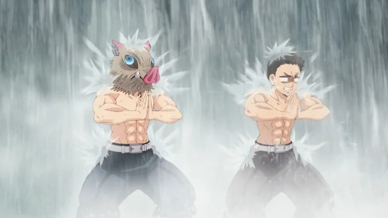 Inosuke se tient sous une cascade pour s'entraîner à Demon Slayer