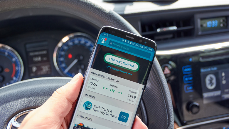Personne utilisant l'application Gasbuddy pour trouver du carburant dans sa région