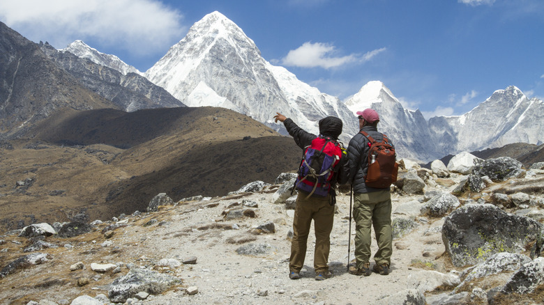 Sherpa guidant le grimpeur sur le sentier du camp de base de l'Everest