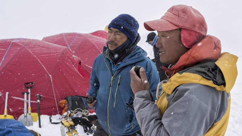 Paire de sherpas à l'extérieur de la tente sur le mont Everest