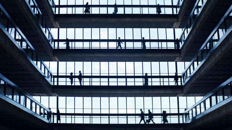 Un large coup de l'intérieur du bâtiment Lumon de la Section Severance.