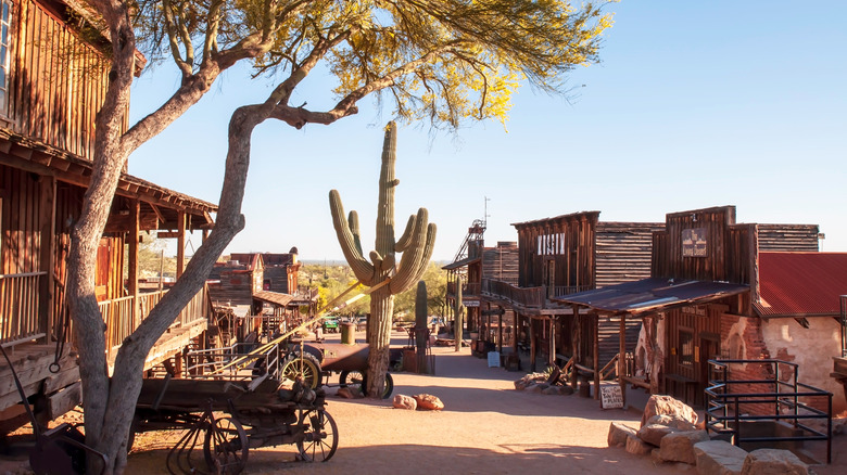 Old Western Town avec des cactus et des bâtiments en bois