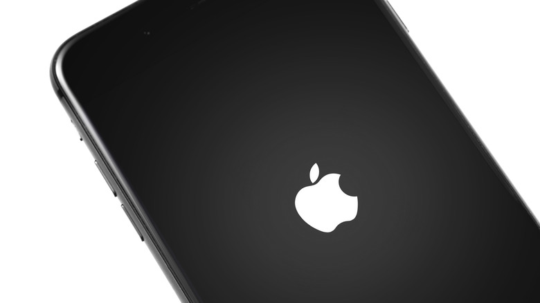 Un iPhone avec le logo Apple à l'écran.