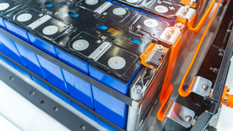 Une batterie lithium-ion dans une usine