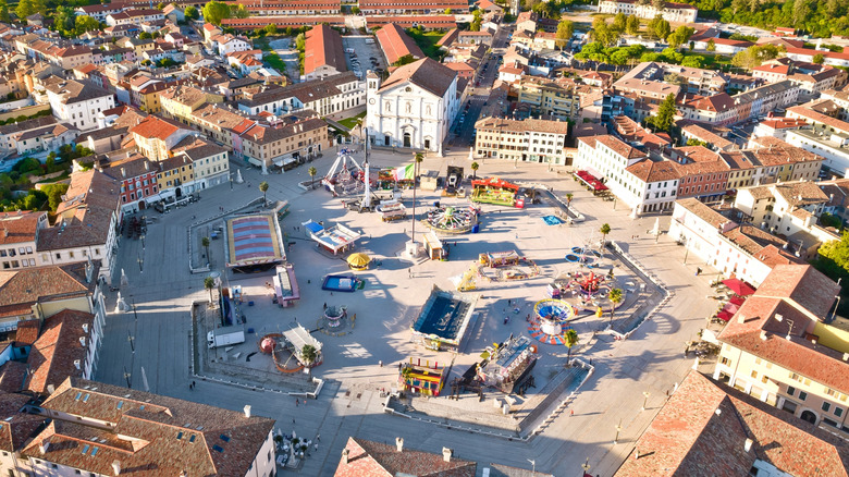 Vue aérienne du carré central hexagonal