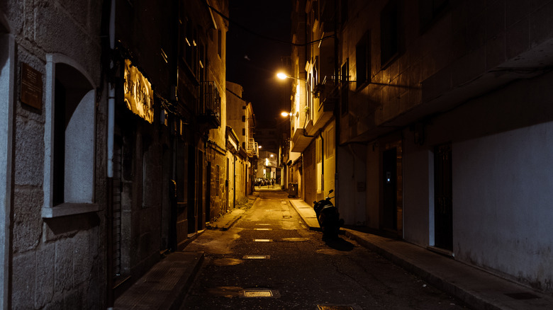 Une ruelle sombre en Espagne