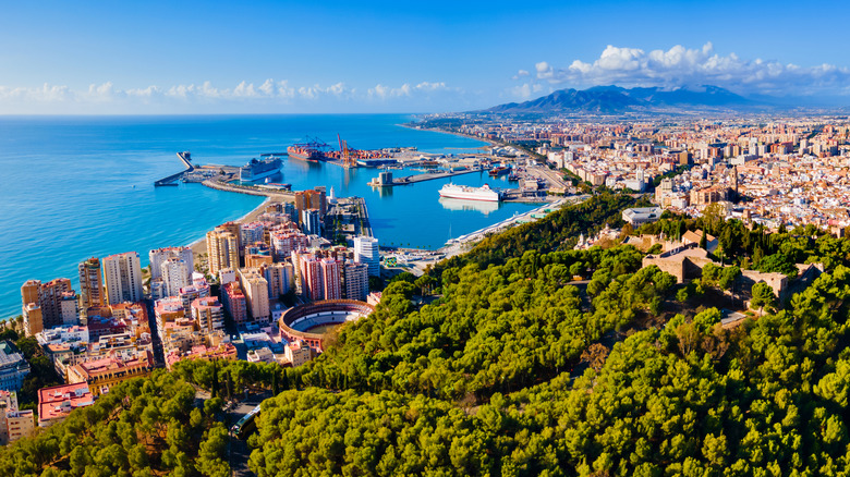 Un coup de Malaga arial par une journée claire ensoleillée