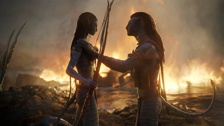 Neytiri et Jake se tiennent devant un incendie dans l'avatar: la voie de l'eau