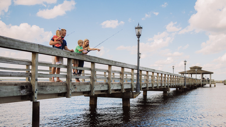 Pêche familiale sur un quai dans le comté de Clay, FL
